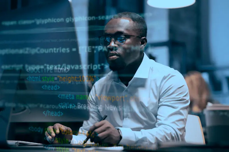 Développeur au travail devant des lignes de code